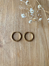 Charger l'image dans la galerie, Créoles rondes texturées
